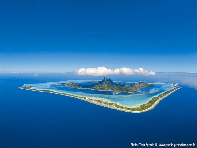 03- Bora-Bora vue d'avion par le nord-est 